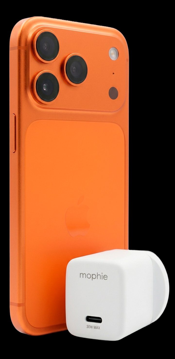 iPhone naranja con cargador Mophie 30W